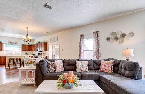 Universal City House | Texas Getaway ~ 17 Mi to Dtwn San Antonio!
