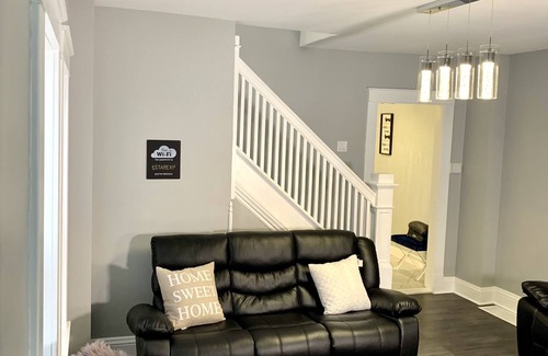 Niagara Falls House | Texas Hold-em Duplex- 3BR Free Parking