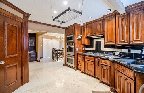 Spring Branch East House | TEXAS SIZE | Pool +Hot tub | Bar | 8 br&4ba