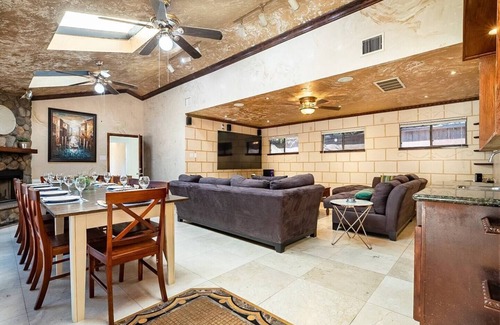 Spring Branch East House | TEXAS SIZE | Pool +Hot tub | Bar | 8 br&4ba