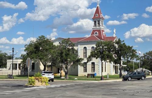 Floresville Hotel | Texas Star Lodges