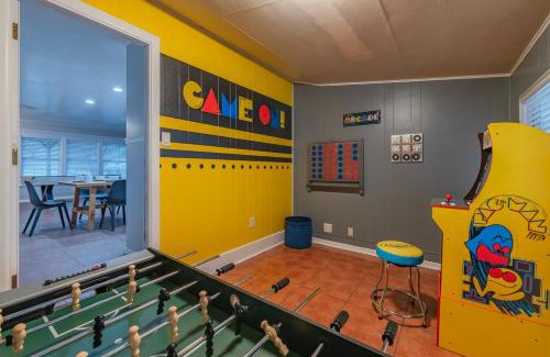 Wetmore House | Texas Vacation Home, Game Room & Pool By Sixflags