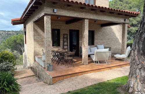 San Martin de Valdeiglesias Ski Chalet | The Brick House. Ideal for families with garden and swimming pool.