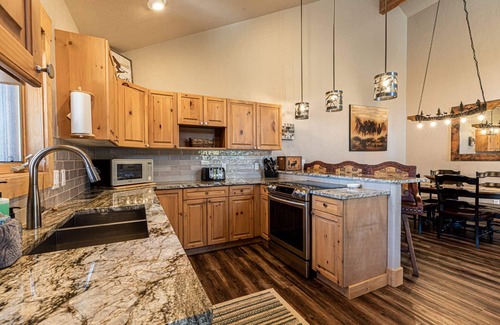 Steamboat Springs House | TH w/NEW HotTub+Slope Views-Easy access to Ski/Town -2 King en Suites-Garage-W/D-Grill-Fireplace-Nea