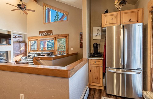 Steamboat Springs House | TH w/NEW HotTub+Slope Views-Easy access to Ski/Town -2 King en Suites-Garage-W/D-Grill-Fireplace-Nea