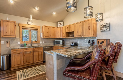 Steamboat Springs House | TH w/NEW HotTub+Slope Views-Easy access to Ski/Town -2 King en Suites-Garage-W/D-Grill-Fireplace-Nea