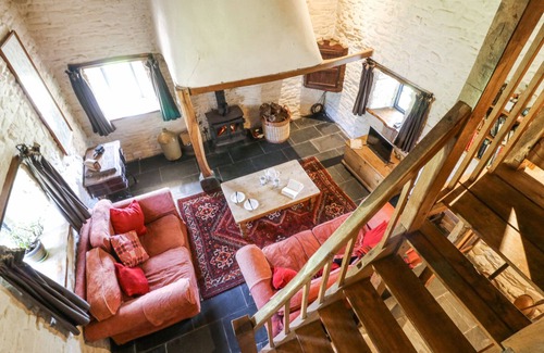 Llanybydder Cottage | THATCHED COTTAGE, pet friendly, with hot tub in Llanybydder