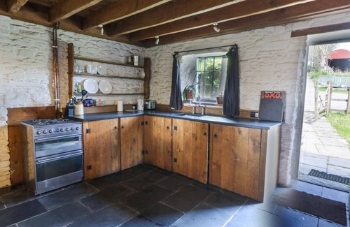 Llanybydder Cottage | THATCHED COTTAGE, pet friendly, with hot tub in Llanybydder