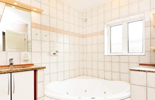 Blavand Strand House | Thatched Cottage with Spa - By Traum Ferienwohnungen