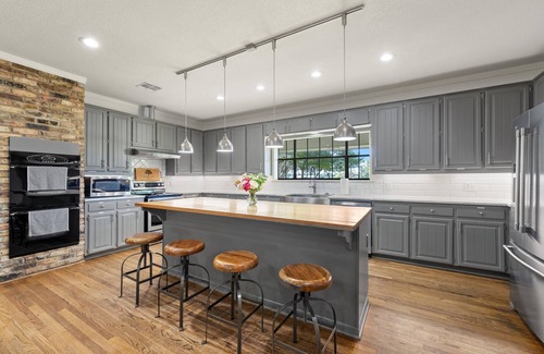 Crawford House | The 5 bedroom Gathering House with pool just 15 minutes outside of Waco, TX.