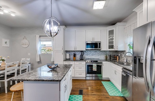 Westview House | The Agora! Minutes to Mercedes, Airport, Beltline