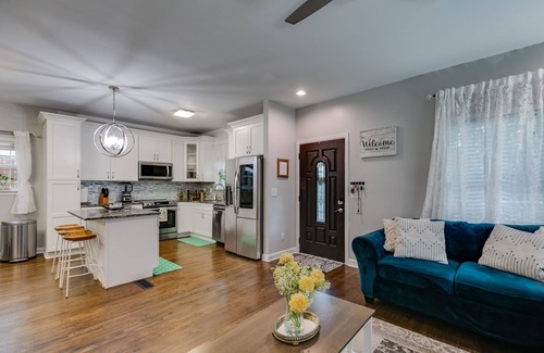 Westview House | The Agora! Minutes to Mercedes, Airport, Beltline