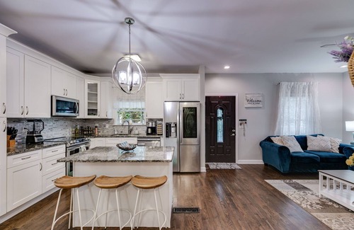 Westview House | The Agora! Minutes to Mercedes, Airport, Beltline