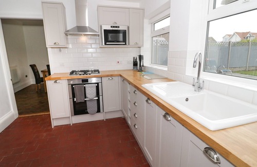 Rhos on Sea Cottage | THE ANCHORAGE, pet friendly, character holiday cottage in Rhos-On-Sea