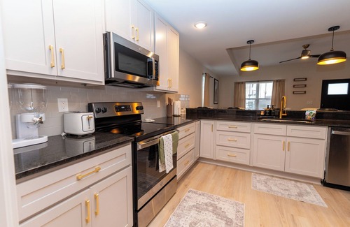 New Albany House | The Aniston; Brand new home in downtown New Albany minutes away from Louisville!