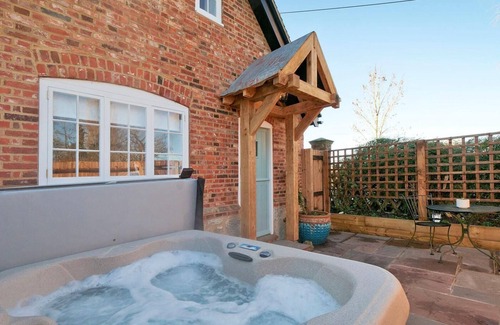 Maidstone Apartment | The Annexe -Studio apartment with hot tub in a rural location nr to Leeds Castle