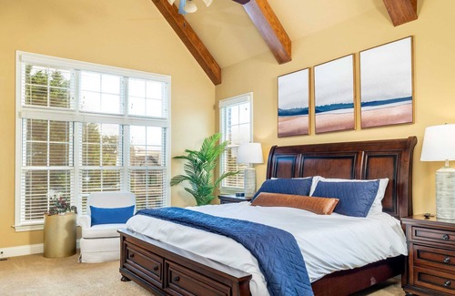 Mount Vernon House | The Annie: Poolside Mansion for Extended Luxury