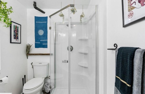 Woodstock Apartment | The Artist Garden - SE Portland Tiny Studio