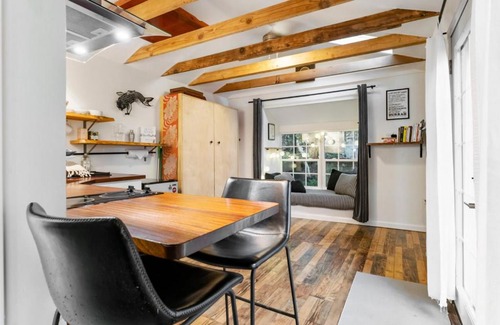 Woodstock Apartment | The Artist Garden - SE Portland Tiny Studio