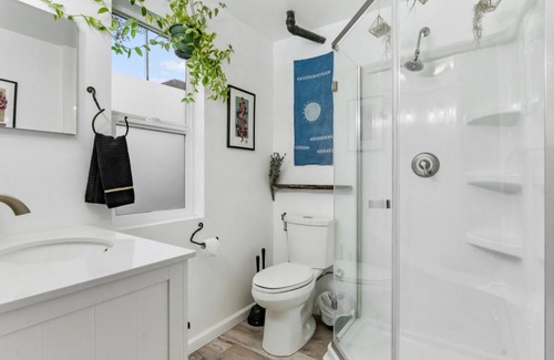 Woodstock Apartment | The Artist Garden - SE Portland Tiny Studio
