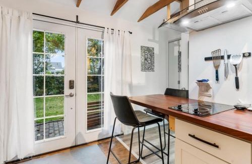 Woodstock Apartment | The Artist Garden - SE Portland Tiny Studio