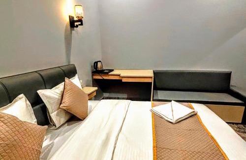 Mallital Hotel | The Aura by Backpackers Stop
