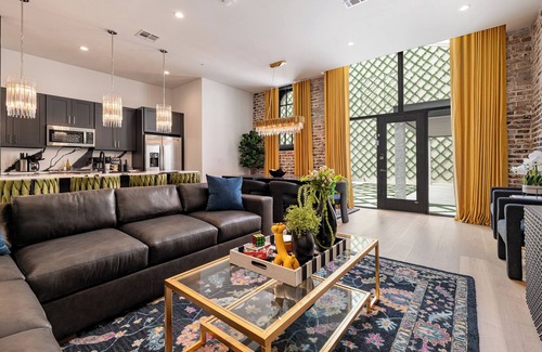 Central Business District Hotel | The Avenue All King Beds Heated Pool