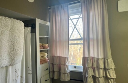 Woodsfield Apartment | The Azalea Room w/Queen Bed