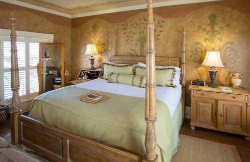 Historic District - North Hotel | The Ballastone