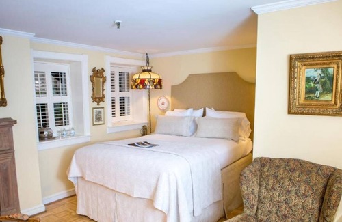 Historic District - North Hotel | The Ballastone