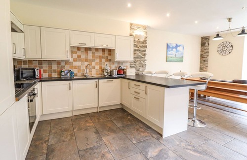 Corwen Cottage | THE BARN, family friendly, with hot tub in Corwen