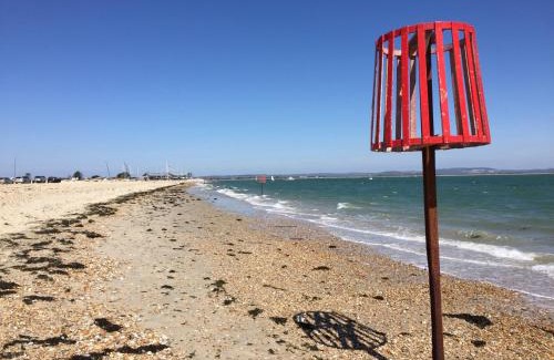 South Hayling Apartment | The Barn Seaside Studio - Sleeps 2 & Hot Tub
