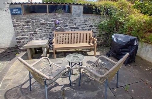 Pembroke House | The Barn, Square Island nr Pembroke. Peaceful and pet friendly.