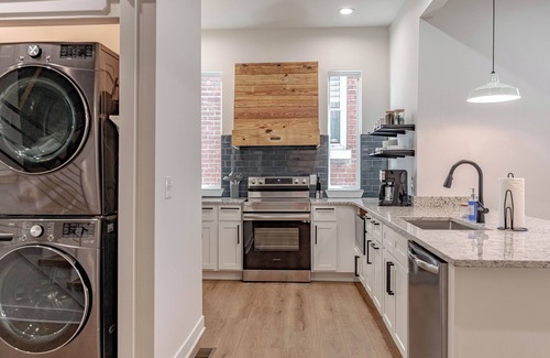 Shelby Park House | The Baroness! 4 BR Home! Near Logan Street Market!