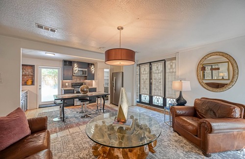 Garden Oaks House | The Barry 2BR 2BA House in the Heart of Oak Forest