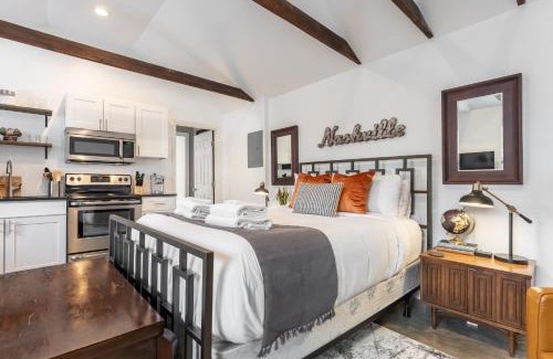 Buena Vista Apartment | The Bea Arthur by Stay Local Nashville