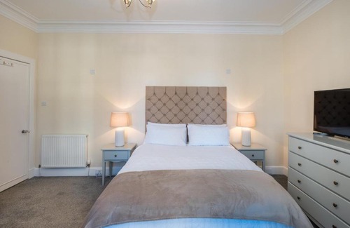 Monifieth House | The Beach and Golfers Cottage