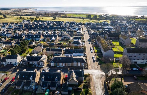 Monifieth House | The Beach and Golfers Cottage