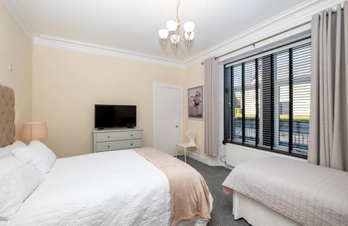 Monifieth House | The Beach and Golfers Cottage