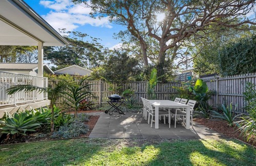 Macmasters Beach House | THE BEACH PAD | wifi, walk to beach | Accom Holidays