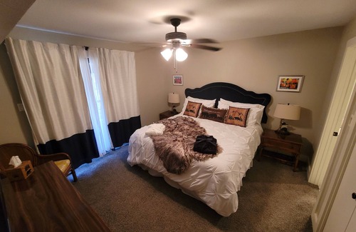 Mount Ida Resort | The "BEAR DEN" on Lake Ouachita at Mtn Harbor Resort 2BR Condo many amenities