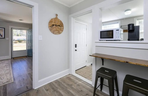 James City House | The Bearplex of New Bern featuring king-size bed