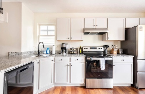 Phoenix Hill House | The Bee Sting in Phoenix Hill