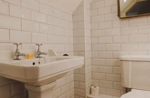 Horton Bed & Breakfast | The Bell Broadway