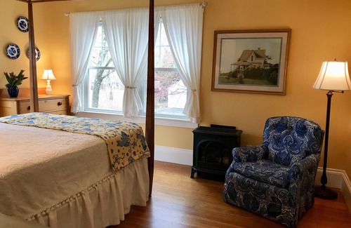 Camden Bed & Breakfast | The Belmont Inn