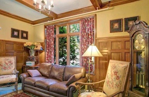 Jamestown Bed & Breakfast | The Belvedere Room at The Oaks Hotel-Queen Bed