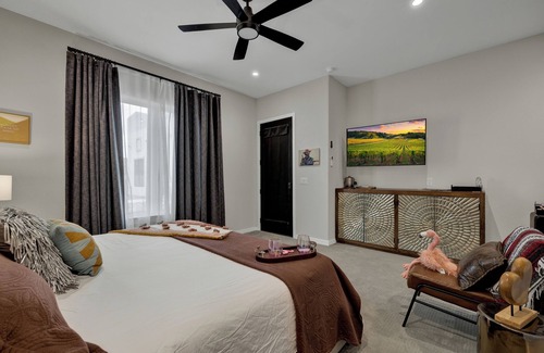 Johnson City Hotel | The Bentley Hotel - Clint Eastwood Room - Hill Country View