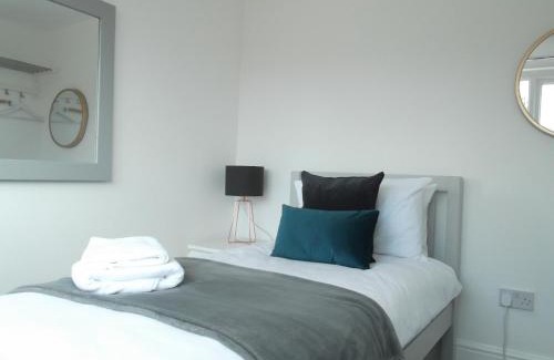 Marston Green House | The Berwick - 3 Bed Townhouse near Birmingham Airport NEC & Genting
