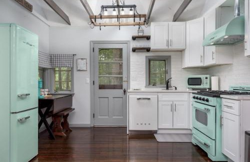 Lake Harmony House | The Biddle House by AvantStay Breathtaking Views Walk to Lake