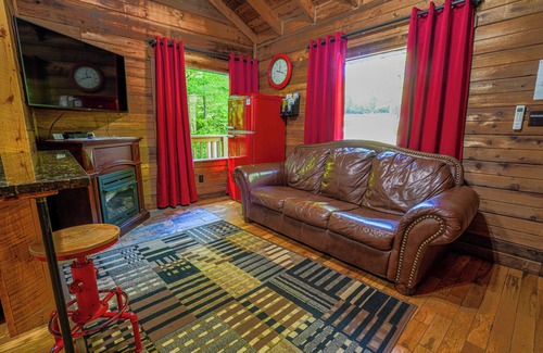 Dahlonega Cabin | The Big Little Cabin-Hot Tub/Playset/7 Acres/Creek/Pet-Friendly!